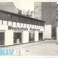 Arkiv.dk. Baggården til Søndergade 31, Westenholz Pedersens møbelforretning. Årstal 1977. 