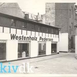 Arkiv.dk. Baggården til Søndergade 31, Westenholz Pedersens møbelforretning. Årstal 1977. 